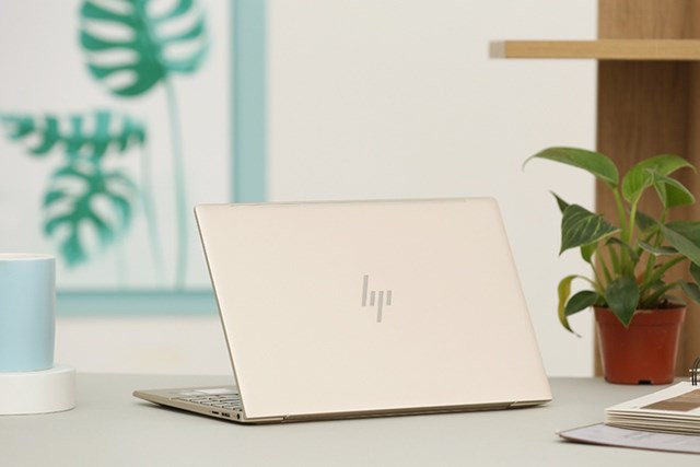 HP Envy 13-BA1027TU 2K0B1PA được giảm 900.000 đồng, c&ograve;n 20 triệu đồng. Thiết bị c&oacute; m&agrave;n h&igrave;nh 13,3 inch, Full HD, phần viền được l&agrave;m kh&aacute; mỏng. M&aacute;y d&ugrave;ng chip Intel Core i5, RAM 8 GB v&agrave; SSD 256 GB.