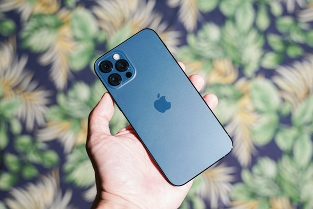 iPhone 12 Pro ch&iacute;nh h&atilde;ng bản 128 GB đang được b&aacute;n với gi&aacute; 26,9 triệu đồng, giảm 400.000 đồng so với trước Tết Nguy&ecirc;n đ&aacute;n. Thiết bị sở hữu m&agrave;n h&igrave;nh 6,1 inch, tấm nền OLED. Cấu h&igrave;nh của m&aacute;y gồm chip Apple A14, RAM 6 GB. Hệ thống 3 camera sau của model n&agrave;y đều c&oacute; độ ph&acirc;n giải 12 MP, chất lượng chụp ảnh được đ&aacute;nh gi&aacute; tốt.