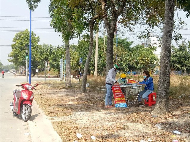 Một c&ocirc;ng ty ở B&igrave;nh Dương k&ecirc; b&agrave;n ngồi b&ecirc;n đường tuyển dụng lao động