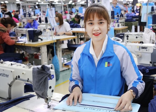 Bộ LĐTB&amp;XH sẽ tham mưu Ch&iacute;nh phủ ban h&agrave;nh nghị định quy định mức lương tối thiểu đối với người lao động l&agrave;m việc theo hợp đồng lao động &aacute;p dụng cho năm 2024.