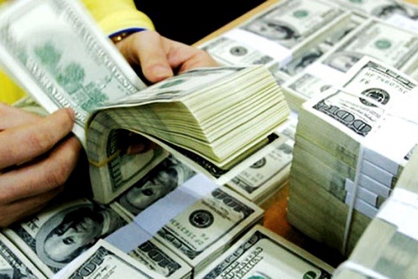 Tỷ gi&aacute; USD tr&ecirc;n thị trường tự do hiện c&oacute; độ ch&ecirc;nh rộng so với tại c&aacute;c ng&acirc;n h&agrave;ng thương mại