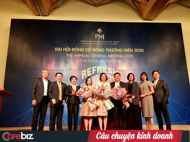 Chị cả Trần Phương Ngọc Thảo (thứ 4 từ tr&aacute;i qua) đứng cạnh mẹ Cao Thị Ngọc Dung