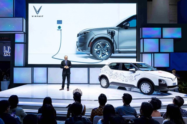 VinFast VF e34 tay l&aacute;i nghịch được giới thiệu tại triển l&atilde;m IIMS 2024. Kh&aacute;c với bản ở Việt Nam, VF e34 ở đ&acirc;y c&oacute; bộ m&acirc;m, ốp cản sơn đen, c&aacute;c cột B, cột C sơn c&ugrave;ng m&agrave;u th&acirc;n xe. Ảnh: VinFast &nbsp;