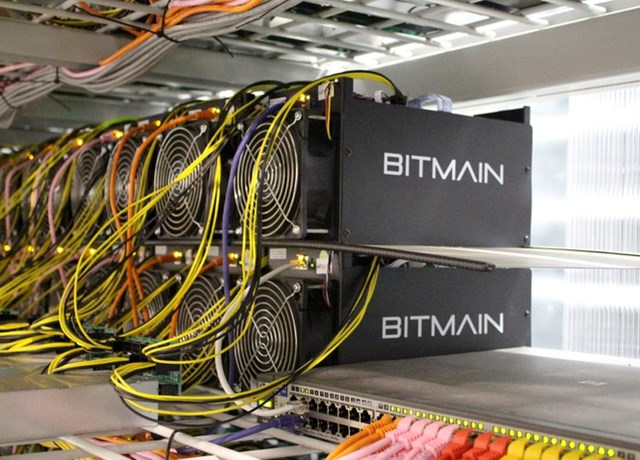 "Tr&acirc;u c&agrave;y" Bitcoin tại một mỏ khai th&aacute;c ở Iceland.&nbsp;