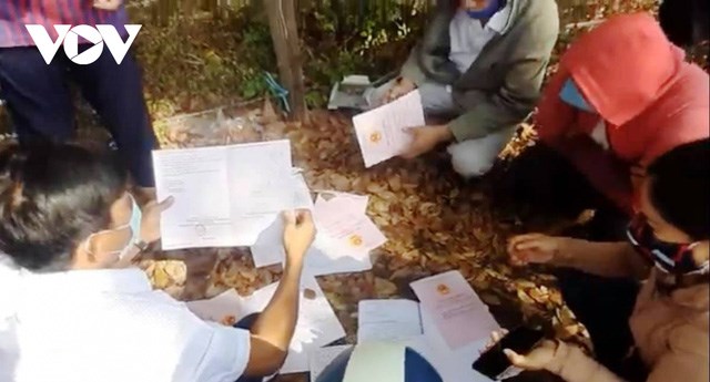 Sổ đất được "c&ograve; đất" đem ra đường b&agrave;y b&aacute;n như b&aacute;n rau ngo&agrave;i chợ.