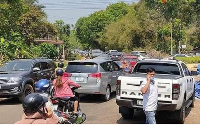 Những ng&agrave;y gần đ&acirc;y, rất nhiều &ocirc; t&ocirc; biển số TP HCM, B&igrave;nh Dương, Đồng Nai đến Hớn Quản.