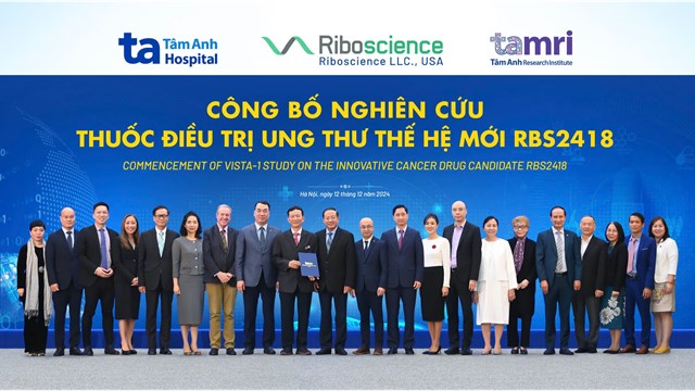 Theo TS Nguyễn Ngô Quang - Cục trưởng Cục Khoa học Công nghệ và Đào tạo, Bộ Y tế (thứ 8, từ trái sang), đây là nghiên cứu thử nghiệm lâm sàng pha 2A thuốc điều trị ung thư đầu tiên tại Việt Nam, không chỉ giúp người bệnh ung thư trong nước tiếp cận thuốc mới mà còn đánh dấu bước tiến của y tế nước nhà khi đủ điều kiện triển khai nghiên cứu lâm sàng giai đoạn sớm.
