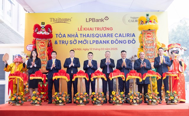 C&aacute;c Đại biểu, Ban L&atilde;nh đạo LPB, Thaihomes thực hiện nghi thức cắt băng kh&aacute;nh th&agrave;nh, khởi đầu cho h&agrave;nh tr&igrave;nh ph&aacute;t triển mới của ThaiSquare Caliria v&agrave; LPB Đ&ocirc;ng Đ&ocirc;