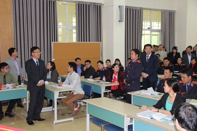 Bộ trưởng L&ecirc; Th&agrave;nh Long gặp gỡ học vi&ecirc;n Lớp đ&agrave;o tạo nghiệp vụ kiểm s&aacute;t trong một giờ học tại Học viện Tư ph&aacute;p