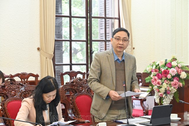 Đồng ch&iacute;&nbsp;Trần Anh Đức, Ph&oacute; Vụ trưởng phụ tr&aacute;ch Vụ C&aacute;c vấn đề chung về x&acirc;y dựng ph&aacute;p luật, Bộ Tư ph&aacute;p b&aacute;o c&aacute;o t&oacute;m tắt tiến độ v&agrave; số lượng văn bản quy định chi tiết m&agrave; c&aacute;c Bộ, cơ quan ngang Bộ sẽ phải ban h&agrave;nh v&agrave; c&ograve;n đang nợ ban h&agrave;nh.