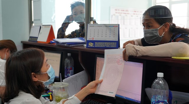 Người d&acirc;n nợ tiền sử dụng đất đến hỏi th&ocirc;ng tin tại Chi cục Thuế khu vực Vũng T&agrave;u - C&ocirc;n Đảo chiều 25/2 - Ảnh: Đ&Ocirc;NG H&Agrave;