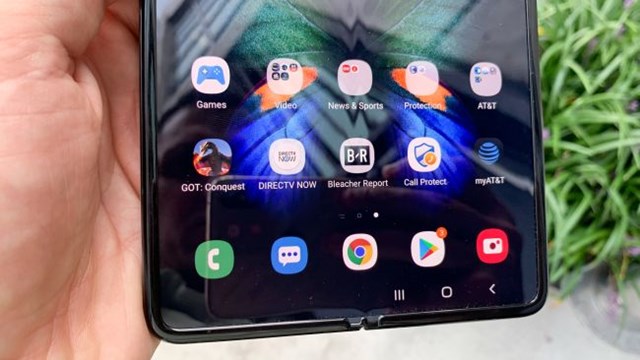 Ngay cả tr&ecirc;n những thiết bị đắt tiền như Galaxy Fold, Samsung vẫn bị &eacute;p buộc t&iacute;ch hợp c&aacute;c phần mềm "r&aacute;c"