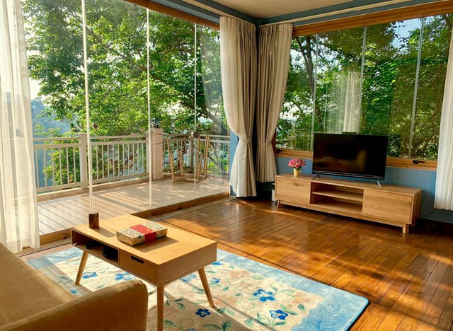 Ng&#244;i nh&#224; trăm sắc hoa đẹp như mơ giữa lưng chừng đồi ở Đ&#224; Lạt - Ảnh 1