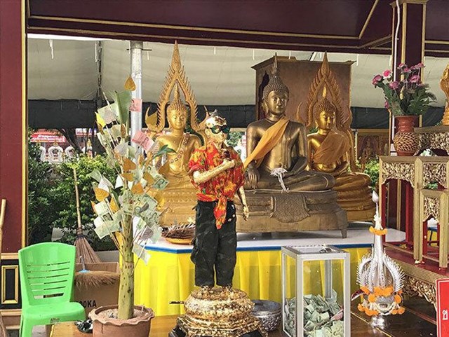 Tượng ch&uacute; b&eacute; Ai Khai trong trang phục rằn ri.