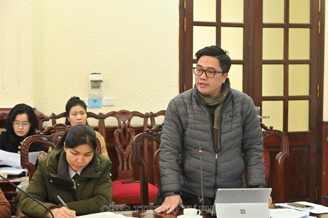 Đại diện c&aacute;c Bộ, ng&agrave;nh ph&aacute;t biểu tại cuộc họp.
