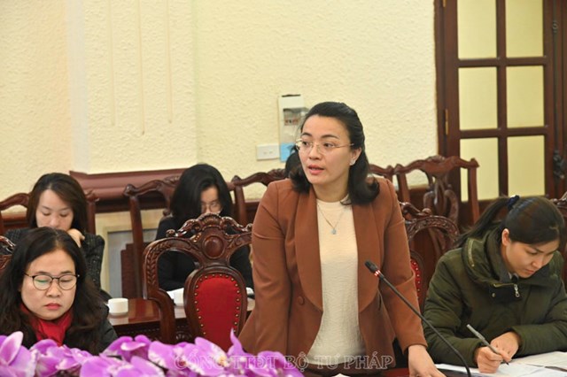 Gi&aacute;m đốc Sở Tư ph&aacute;p tỉnh Nghệ An ph&aacute;t biểu tại cuộc họp.