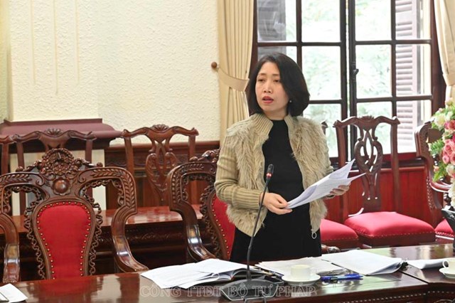 Đồng ch&iacute; Đỗ Thị Th&uacute;y Lan, Ph&oacute; Gi&aacute;m đốc Trung t&acirc;m L&yacute; lịch Tư ph&aacute;p Quốc gia ph&aacute;t biểu tại cuộc họp.