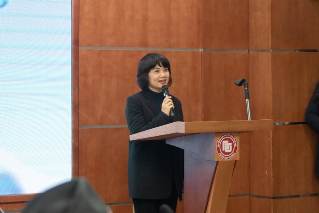 C&ocirc; Phạm Thu Hương - Ủy vi&ecirc;n Ban Thường vụ Đảng uỷ, Ph&oacute; Hiệu trưởng Trường Đại học Ngoại thương.