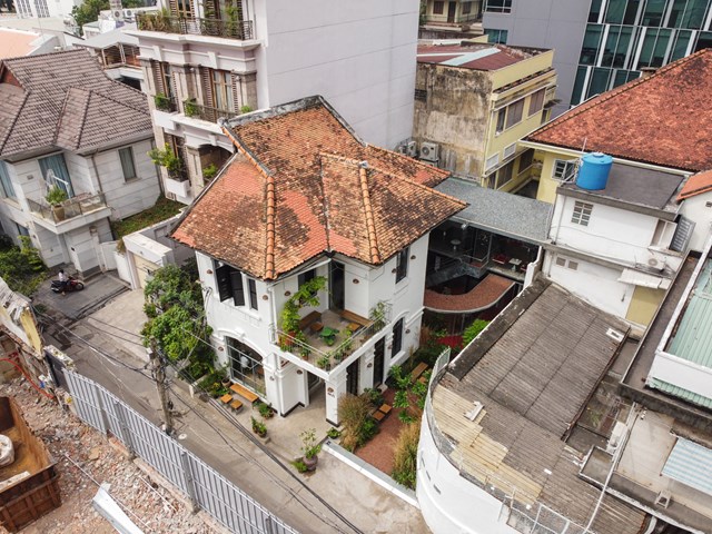 Okkio l&agrave; một qu&aacute;n cafe tọa lạc tại một con hẻm nhỏ tr&ecirc;n đường Duy T&acirc;n, TP HCM. N&oacute; l&agrave; một nửa của căn biệt thự liền kề thuộc địa Ph&aacute;p cũ hiếm hoi c&ograve;n lại trong khu phố.&nbsp;Okkio c&oacute; nghĩa l&agrave; "mắt" trong tiếng &Yacute;. Okkio coi m&igrave;nh như một người quan s&aacute;t, trong hiện tại, giữa những g&igrave; sắp xảy ra v&agrave; những g&igrave; đ&atilde; qua.&nbsp; &nbsp;