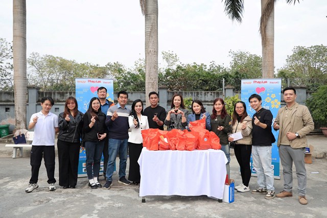 C&aacute;c nh&agrave; b&aacute;o, ph&oacute;ng vi&ecirc;n Ban Doanh nh&acirc;n &amp; Ph&aacute;p luật trao lời Tết ấm - Xu&acirc;n thương đến c&aacute;c bệnh nh&acirc;n đang điều trị tại Bệnh việm K.