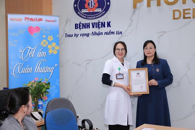 B&agrave; Ho&agrave;ng Thị Ho&agrave;i Thu đại diện Ban l&atilde;nh đạo Bệnh viện K&nbsp;trao thư cảm ơn tới TS. Vũ Hồng Thu&yacute; - Chủ tịch C&ocirc;ng đo&agrave;n, Ph&oacute; Tổng Bi&ecirc;n tập B&aacute;o Ph&aacute;p luật Việt Nam.
