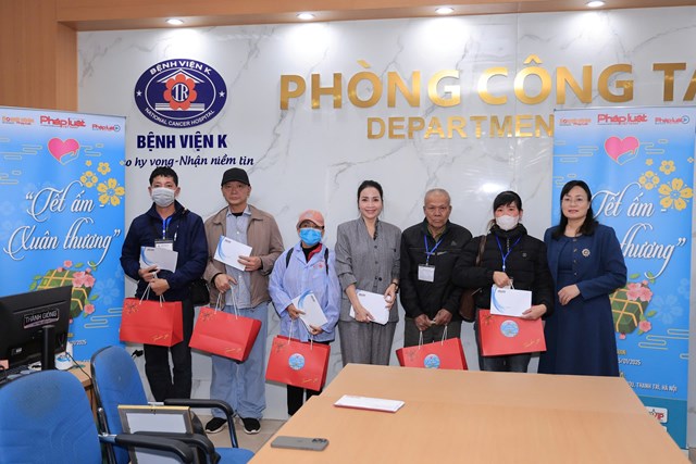 TS. Vũ Hồng Thu&yacute; - Chủ tịch C&ocirc;ng đo&agrave;n, Ph&oacute; Tổng Bi&ecirc;n tập B&aacute;o Ph&aacute;p luật Việt Nam v&agrave; b&agrave; L&acirc;m Thu&yacute; trao qu&agrave; cho c&aacute;c bệnh nh&acirc;n c&oacute; ho&agrave;n cảnh kh&oacute; khăn.
