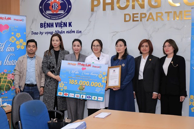 B&agrave; Ho&agrave;ng Thị Ho&agrave;i Thu đại diện cho bệnh nh&acirc;n c&oacute; ho&agrave;n cảnh kh&oacute; khăn đang điều trị tại Bệnh viện K nhận t&agrave;i trợ từ đại diện B&aacute;o Ph&aacute;p luật Việt Nam v&agrave; c&aacute;c doanh nghiệp.