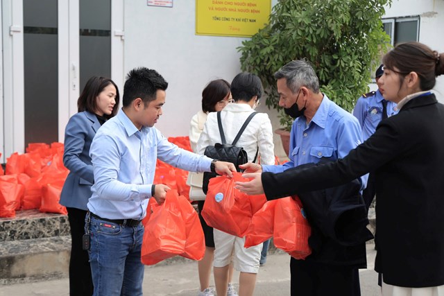 &Ocirc;ng Đặng Quốc Việt trao qu&agrave; tới c&aacute;c bệnh nh&acirc;n đang điều trị tại Bệnh viện K.