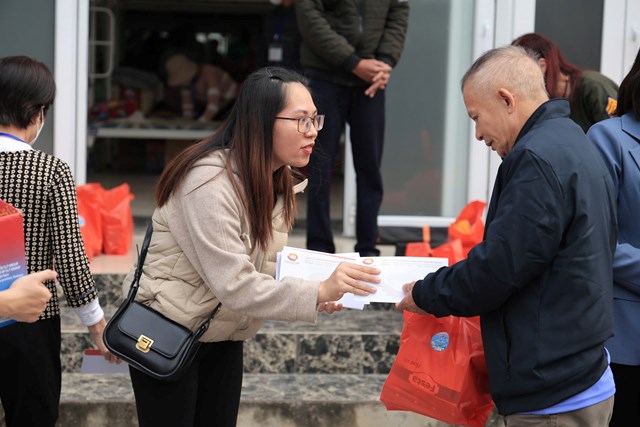 B&agrave; B&ugrave;i Thuỳ Linh trao qu&agrave; tới c&aacute;c bệnh nh&acirc;n đang điều trị tại Bệnh viện K.