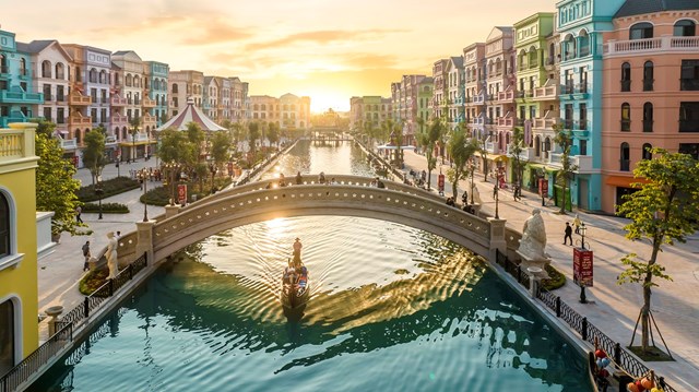 Ph&acirc;n khu The Venice tại Grand World, Ocean City t&aacute;i hiện trọn vẹn kh&ocirc;ng gian đậm chất ch&acirc;u &Acirc;u, nơi những chiếc thuyền Gondola cổ điển đưa du kh&aacute;ch lướt nhẹ tr&ecirc;n d&ograve;ng s&ocirc;ng biểu tượng &nbsp;
