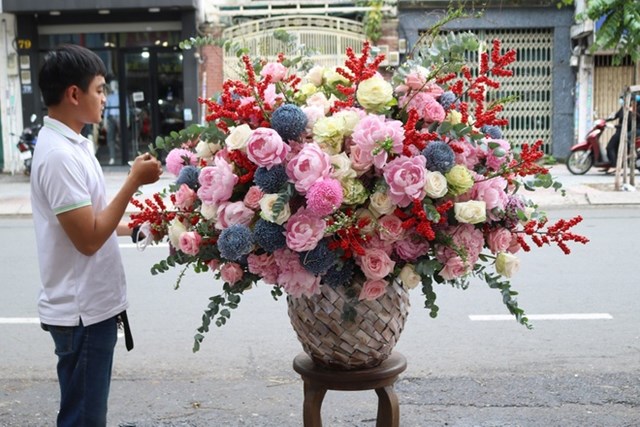 Một b&igrave;nh hoa c&oacute; gi&aacute; 55 triệu đồng vừa được giao đi. Ảnh:&nbsp;Flower box