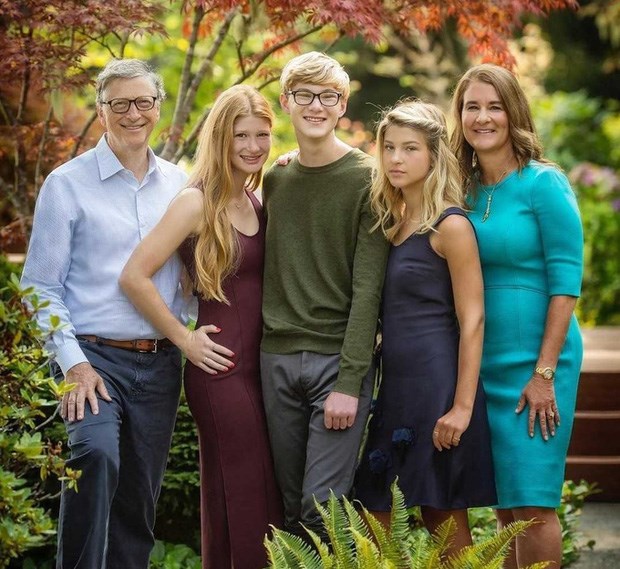 Gia đ&igrave;nh tỷ ph&uacute; nổi tiếng (từ tr&aacute;i sang): Bill Gates, Jennifer, Rory, Phoebe, v&agrave; mẹ Melinda Gates
