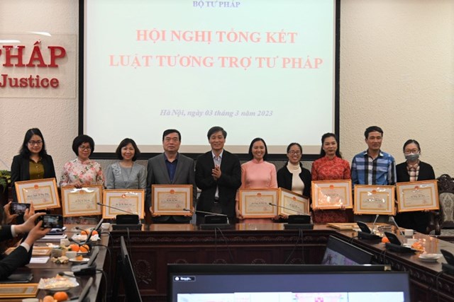 Thứ trưởng Nguyễn Kh&aacute;nh Ngọc&nbsp;tặng bằng khen cho tập thể v&agrave; c&aacute; nh&acirc;n c&oacute; th&agrave;nh t&iacute;ch xuất sắc trong qu&aacute; tr&igrave;nh thực hiện Luật TTTP.