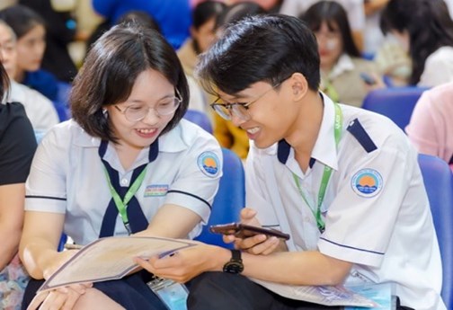 Hai th&agrave;nh vi&ecirc;n đội Mầm Chồi L&aacute;, h&agrave;o hứng trao đổi sau lượt thi đầu ti&ecirc;n. &nbsp;