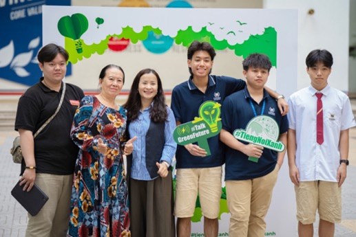 C&aacute;c th&iacute; sinh V&ograve;ng Đối đầu khu vực miền Nam được sự đồng h&agrave;nh xuy&ecirc;n suốt của phụ huynh tại điểm thi ở trường Vinschool Central Park (TP.HCM). &nbsp;
