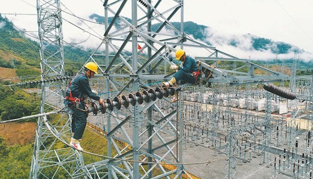 Để đảm bảo c&ocirc;ng suất ph&aacute;t điện đạt khoảng 138.000 MW v&agrave;o 2030, mỗi năm ng&agrave;nh điện cần khoảng 12-13 tỷ USD vốn để đầu tư mới cho cả nguồn v&agrave; lưới điện.&nbsp;Ảnh: Nhịp sống h&ocirc;m nay.