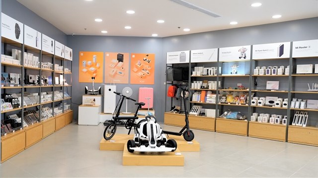 B&ecirc;n trong một cửa h&agrave;ng trưng b&agrave;y sản phẩm của Xiaomi tại Philippines.