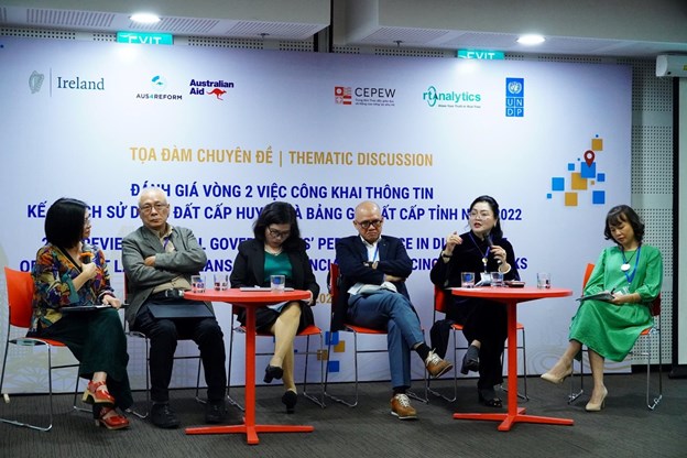 PGS.TS Do&atilde;n Hồng Nhung (thứ 2 từ phải sang)&nbsp;chia sẻ tại toạ đ&agrave;m.&nbsp; &nbsp;