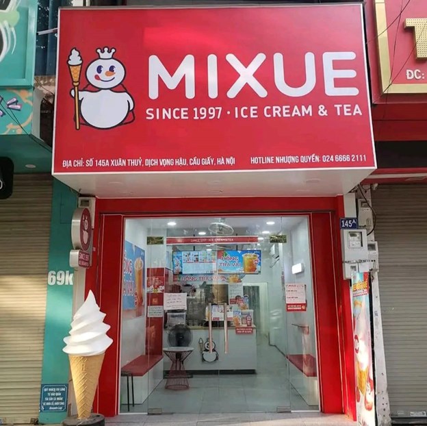 Một cửa h&agrave;ng Mixue với diện t&iacute;ch kh&aacute; khi&ecirc;m tốn &nbsp;