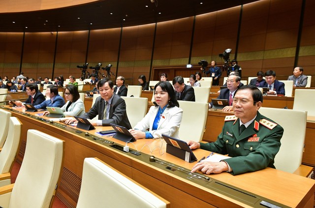 C&aacute;c đại biểu Quốc hội bấm n&uacute;t th&ocirc;ng qua Luật C&aacute;c tổ chức t&iacute;n dụng sửa đổi. &nbsp;