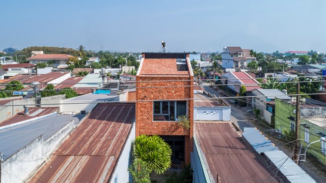 Ng&oacute;i vảy c&aacute; được tận dụng từ ng&ocirc;i nh&agrave; cũ, mang m&agrave;u sắc của thời gian, cho ta cảm gi&aacute;c mộc mạc, gần gũi m&agrave; m&agrave;u ng&oacute;i mới kh&oacute; c&oacute; được. Hệ thống ng&oacute;i vảy c&aacute; bao bọc bốn m&aacute;i hi&ecirc;n trong v&agrave; ngo&agrave;i nh&agrave; tạo n&ecirc;n h&igrave;nh khối h&agrave;i h&ograve;a với c&ocirc;ng năng sử dụng. &nbsp;