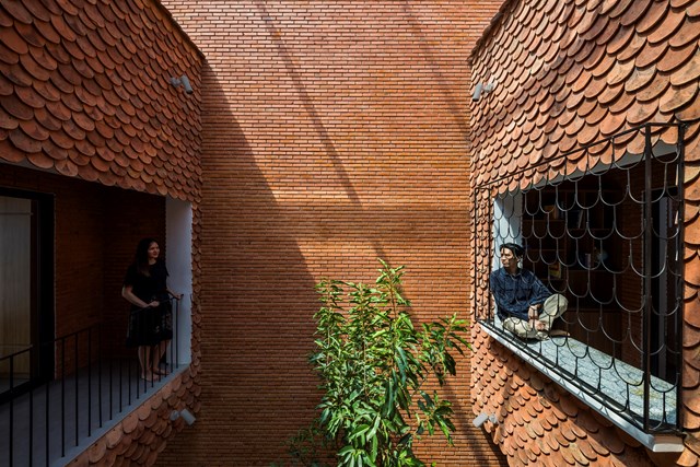 Ng&#243;i vảy c&#225; bao bọc ng&#244;i nh&#224; ở T&#226;y Ninh - Ảnh 2