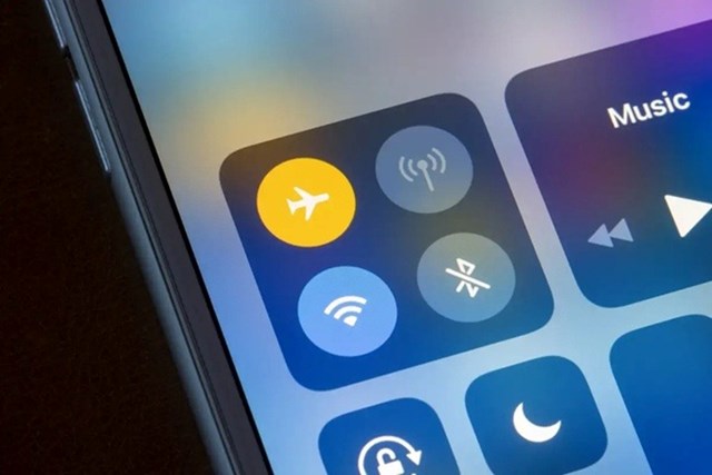 C&#225;ch ngăn iPhone tự động chuyển đổi giữa Wi-Fi v&#224; mạng di động - Ảnh 1