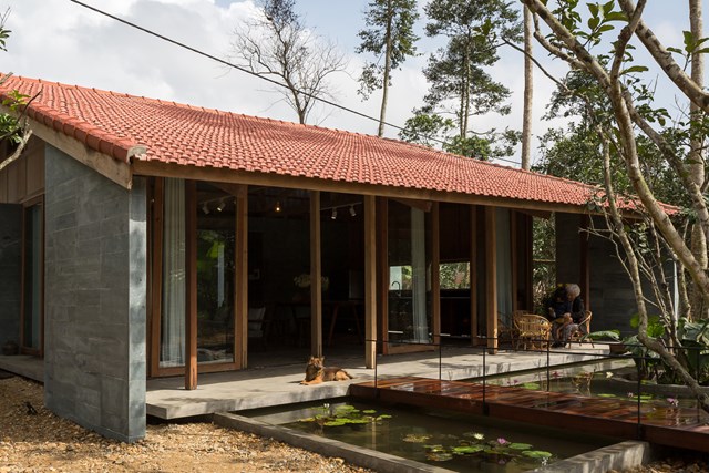 Nơi đ&acirc;y, cả gia đ&igrave;nh c&oacute; thể tận hưởng sự ri&ecirc;ng tư v&agrave; bầu kh&ocirc;ng kh&iacute; trong l&agrave;nh b&ecirc;n trong một khu vườn đầy hoa bưởi, tho&aacute;t khỏi sự ồn &agrave;o của phố thị. &nbsp;