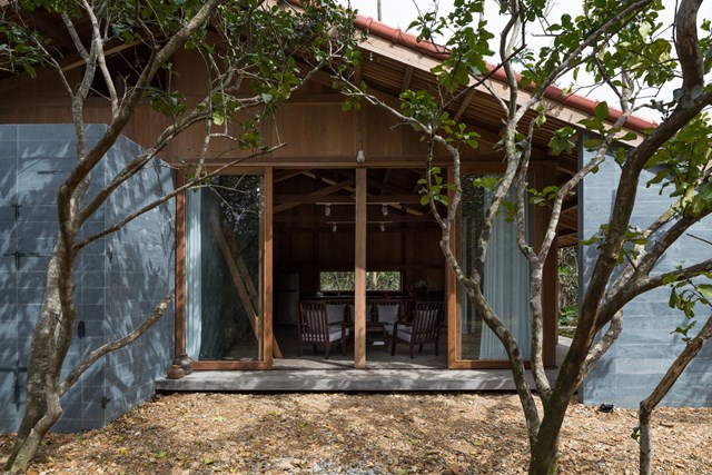Hai ph&ograve;ng ngủ v&agrave; ph&ograve;ng vệ sinh mang đến sự ri&ecirc;ng tư v&agrave; bầu kh&ocirc;ng kh&iacute; &ecirc;m dịu bởi bức tường đ&aacute; tự nhi&ecirc;n bao bọc xung quanh.&nbsp; &nbsp;