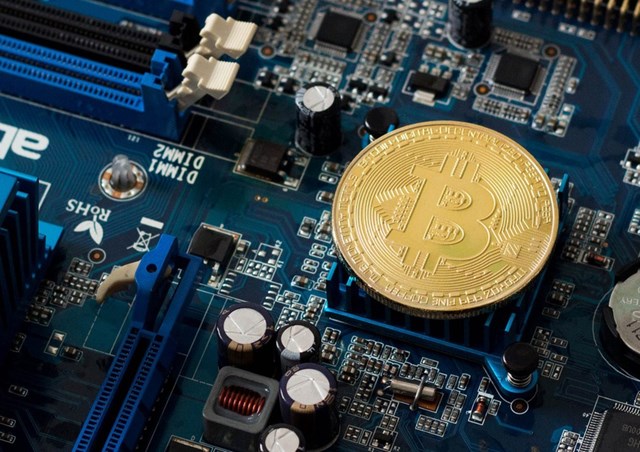 Khai th&aacute;c Bitcoin v&agrave; c&aacute;c loại tiền m&atilde; h&oacute;a ti&ecirc;u tốn rất nhiều năng lượng. Ảnh:&nbsp;Macro Verch.