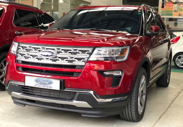 Mẫu SUV cao cấp nhất của Ford tại Việt Nam tiếp tục g&oacute;p mặt trong danh s&aacute;ch 10 &ocirc; t&ocirc; b&aacute;n &iacute;t nhất th&aacute;ng. Ford Explorer đạt doanh số b&aacute;n chỉ 1 xe trong th&aacute;ng 2/2021, giảm 1 xe so với th&aacute;ng 1/2021. Nguy&ecirc;n nh&acirc;n một phần xuất ph&aacute;t từ việc nguồn cung mẫu xe nhập khẩu n&agrave;y ng&agrave;y c&agrave;ng hạn chế. Hiện tại, Ford Explorer đang b&aacute;n ch&iacute;nh h&atilde;ng tại Việt Nam với gi&aacute; 1,999 tỉ đồng.
