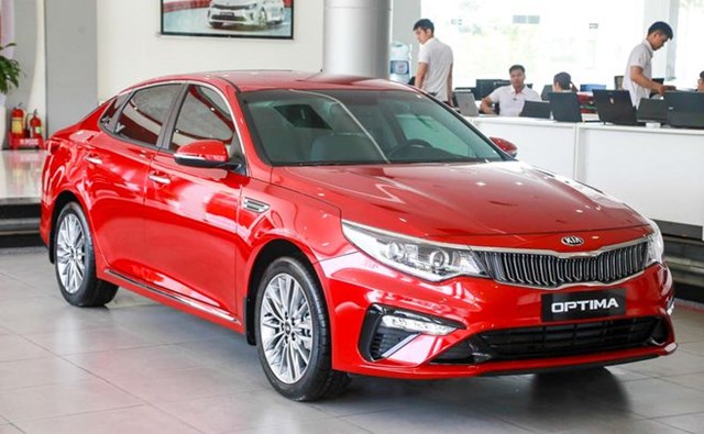 KIA Optima tiếp tục g&oacute;p mặt trong danh s&aacute;ch 10 &ocirc; t&ocirc; b&aacute;n &iacute;t nhất Việt Nam. Doanh số b&aacute;n mẫu sedan hạng D n&agrave;y đạt 25 xe trong th&aacute;ng 2/2021, giảm 5 xe so với th&aacute;ng 1/2021. Đ&acirc;y l&agrave; th&aacute;ng thứ 3 li&ecirc;n tiếp, doanh số b&aacute;n mẫu xe n&agrave;y sụt giảm.