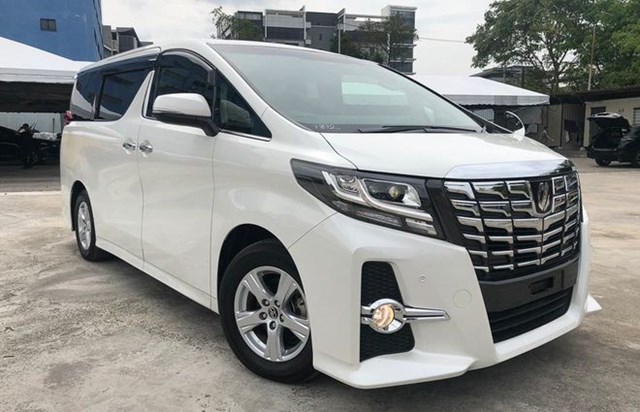 Tương tự Granvia, Toyota tiếp tục g&oacute;p mặt trong danh s&aacute;ch 10 mẫu &ocirc; t&ocirc; b&aacute;n &iacute;t nhất th&aacute;ng. Chỉ c&oacute; 2 chiếc Toyota Alphard đến tay&nbsp;người ti&ecirc;u d&ugrave;ng&nbsp;trong th&aacute;ng đầu năm 2021, giảm 6 xe so với th&aacute;ng 1/2020. Thiết kế rộng r&atilde;i, trang bị nhiều t&iacute;nh năng, c&ocirc;ng nghệ... nhưng gi&aacute; b&aacute;n qu&aacute; cao ch&iacute;nh l&agrave; l&yacute; do khiến Toyota Alphard kh&ocirc;ng được nhiều người Việt lựa chọn.