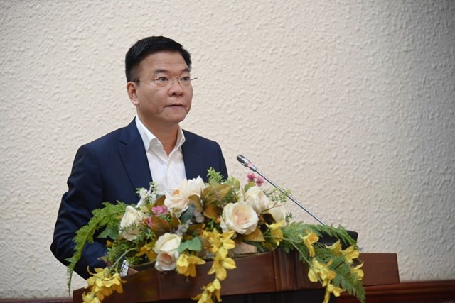 Bộ trưởng L&ecirc; Th&agrave;nh Long ph&aacute;t biểu giao nhiệm vụ.
